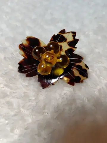 꽃 모양 브로치 브라운과 블랙 무늬