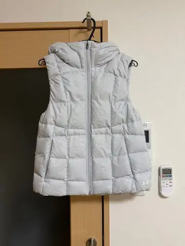 언더아머 다운 베스트 화이트 그레이 후드 부착