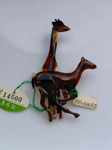 아크릴제 기린과 캥거루 브로치