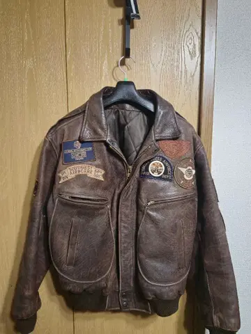 브라운 가죽 패치 부착 MA-1 자켓