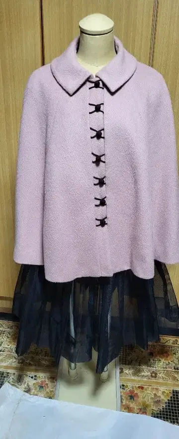 Sybilla 핑크 케이프 코트 양쪽 포켓 있음 앞쪽 단추 포인트