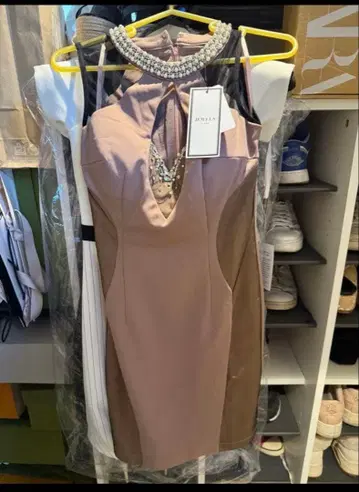 비쥬 장식 하이넥 타이트 드레스