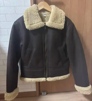 GU 페이크 무스탕 숏 플라이트 자켓