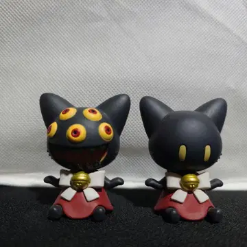검은 고양이와 눈알 피규어