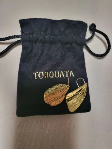 TORQUATA 골드 흰나비 귀걸이