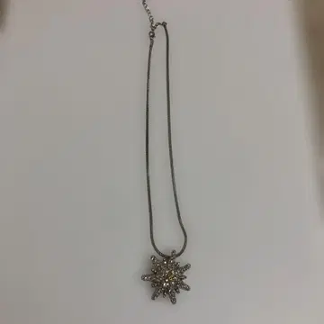 별 모양 크리스탈 목걸이