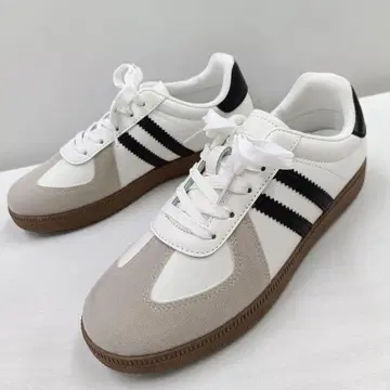 새상품 여성용 22.5cm 저먼 트레이너 스니커즈 화이트 블랙 3467W