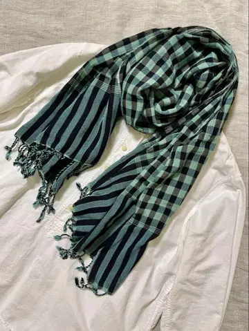 그린과 블랙 체크 무늬 스톨