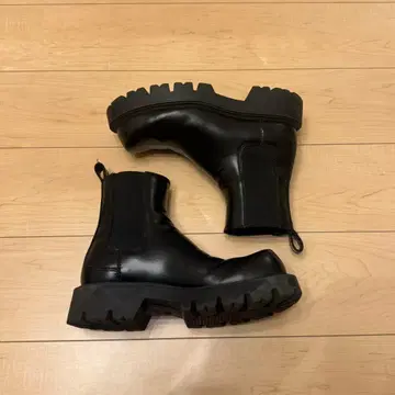 ZARA 스퀘어 통굽 가죽 부츠