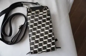 새상품급 피에르 알디 숄더 스마트폰 케이스