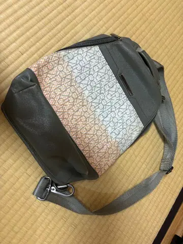 캘빈 클라인 숄더백 그레이