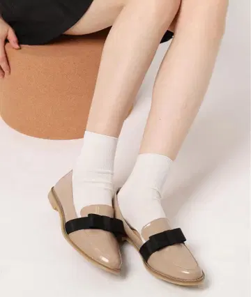 리본 포함 베이지 로퍼