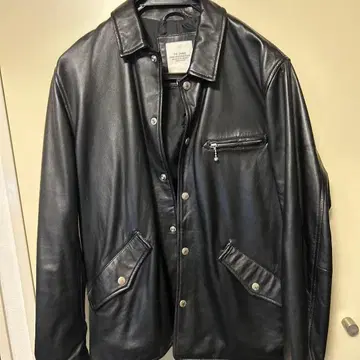 블랙 가죽 자켓 지퍼 포켓 부착