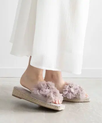 연보라색 플라워 장식 샌들