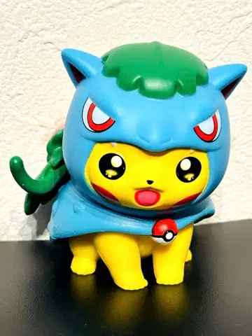 후시가바나를 입은 피카츄 코스프레 피규어