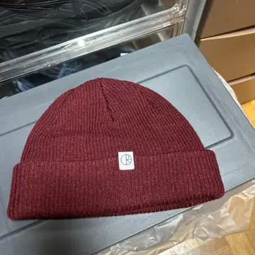 버건디 니트 비니 C 로고 택