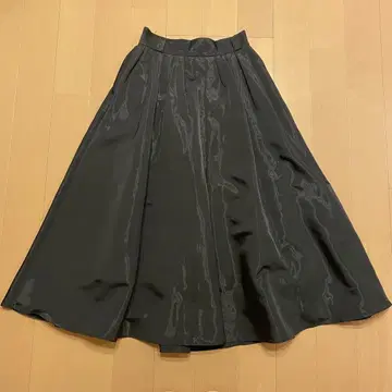 블랙 새틴풍 플레어 스커트 FURFUR