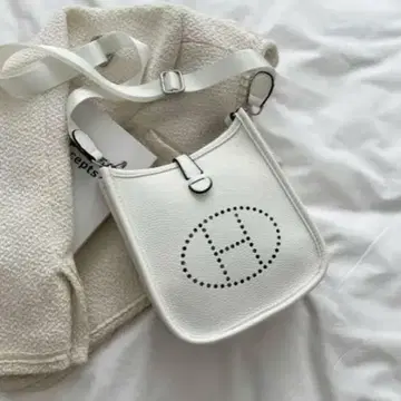 화이트 가죽 숄더백