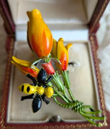 옐로우 컬러와 오렌지 컬러 튤립에 벌 에나멜 브로치 빈티지