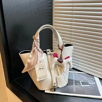 피코탄 화이트 핸드백 리본 포함