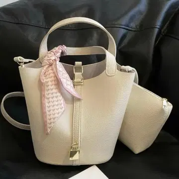 화이트 핸드백 파우치 포함