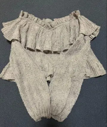 프릴 오프숄더 블라우스