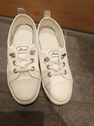 SANE 화이트 레이스업 스니커즈