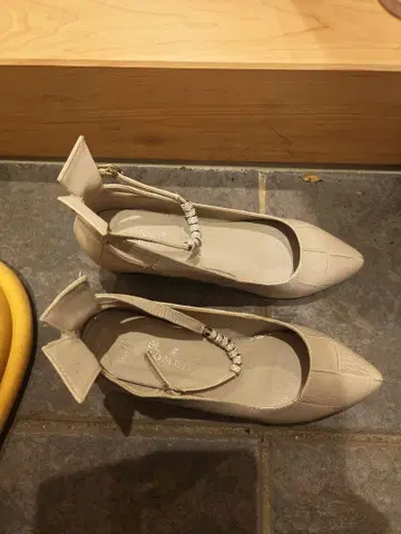 비쥬 장식 베이지 스틸레토 펌프스