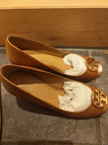 브라운 오픈토 웨지힐 펌프스