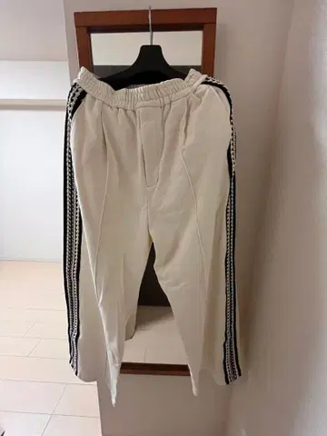 MAISON SPECIAL 화이트 조거 팬츠