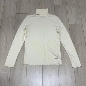 레어 폭시 터틀넥 니트 울 아이보리 메탈 로고 40