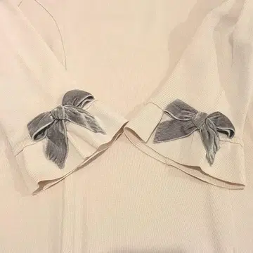 새상품급 르네 상의 36 벨 슬리브 리본 연한 베이지