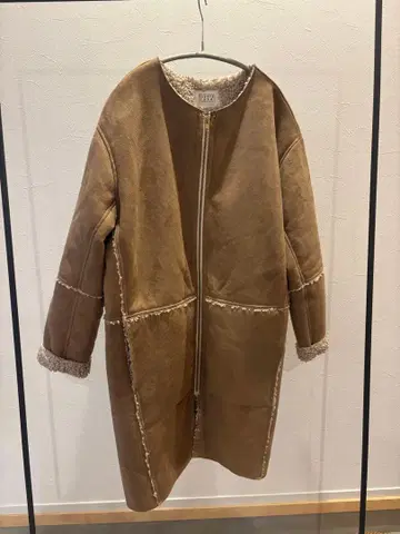 LOWRYS FARM 브라운 무스탕 코트