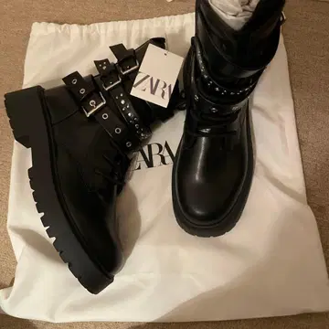 ZARA 블랙 벨트 부츠 지퍼 있음 택 포함