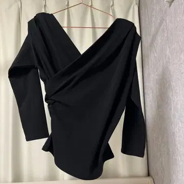 코지마 요나 하립투 오프숄더 상의