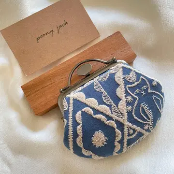 심포니 블루에 화이트 원단을 사용한 미니 가마구치 미나 페르호넨