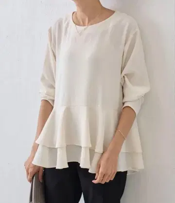 미사용 비어즐리 LIVETART 밑단 프릴 블라우스 정가 24,200