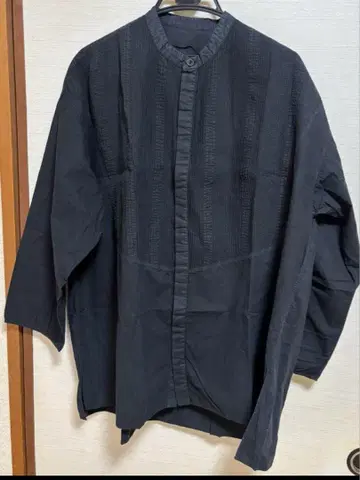 Pheeta 블랙 밴드 카라 핀턱 루즈핏 셔츠