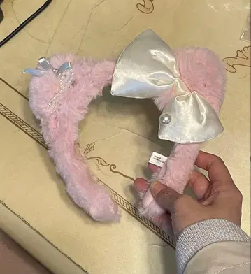 [ 즉시 구매 가능 ] 유니버셜 키티 핑크 퍼 머리띠 리본 포함