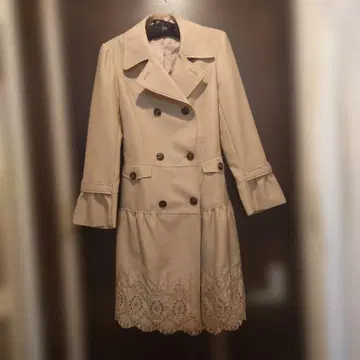 밑단 레이스 베이지 더블 브레스트 롱 코트