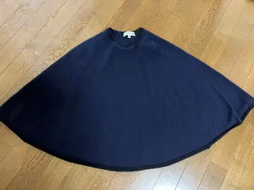 유니클로 이네스 케이프 캐시미어 100% 네이비 블랙 밑단, 목 부분