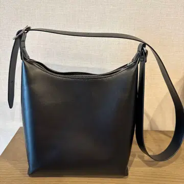 블랙 숄더백 지퍼 포함
