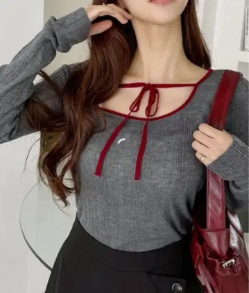 Ada. 딥 넥 데콜테 리본 바이컬러 디자인 니트