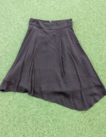 비대칭 블랙과 빨간색 도트 플레어 스커트 무릎 기장