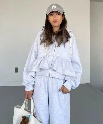 CHERI since 1985 프릴 맨투맨 셋업