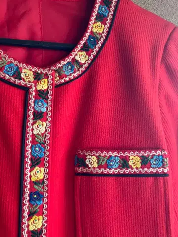 빨간색 이탈리아제 원단 사용 꽃무늬 자수 노카라 자켓