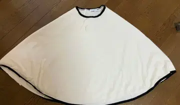 유니클로 이네스 캐시미어 100% 케이프 화이트, 블랙 밑단, 넥라인