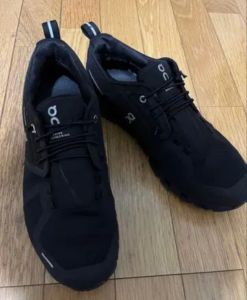 On 블랙 스니커즈