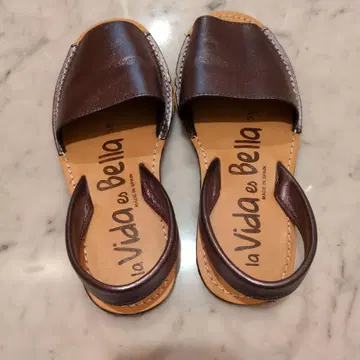 la Vida en Bella 브라운 오픈토 샌들