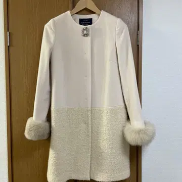 JUSGLITTY 퍼 달린 롱 코트 크림 베이지 M